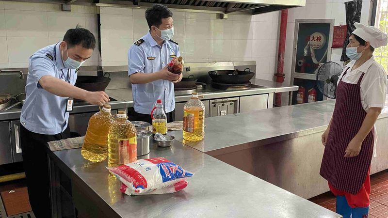 休闲零食批发，如何选择靠谱的厂家直销？**